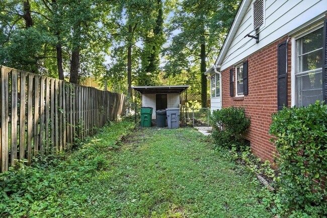 Building Photo - Charming Brick Ranch in Popular Oakhurst
