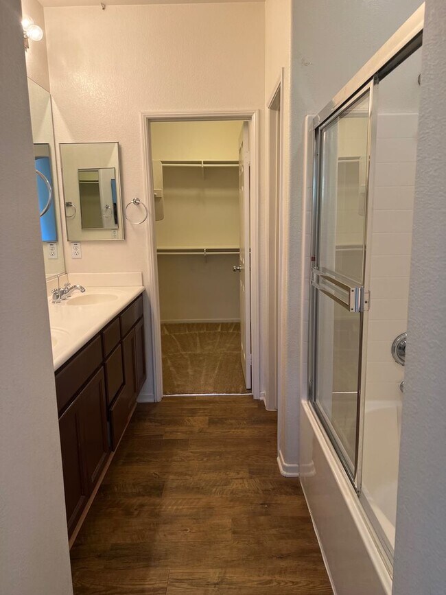 Building Photo - Wonderful Eastlake Townhome, 3 bedroom, 2....