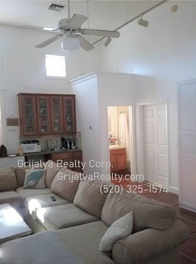 Building Photo - 1070 E Miles St