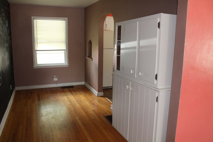 Dining area - 1413 W Main St