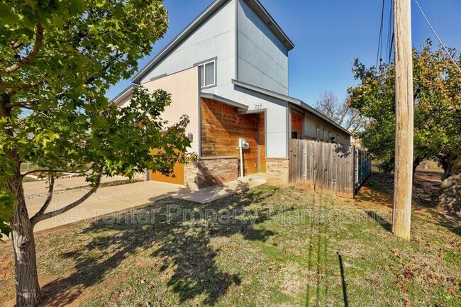 Building Photo - 727 NE 5th St