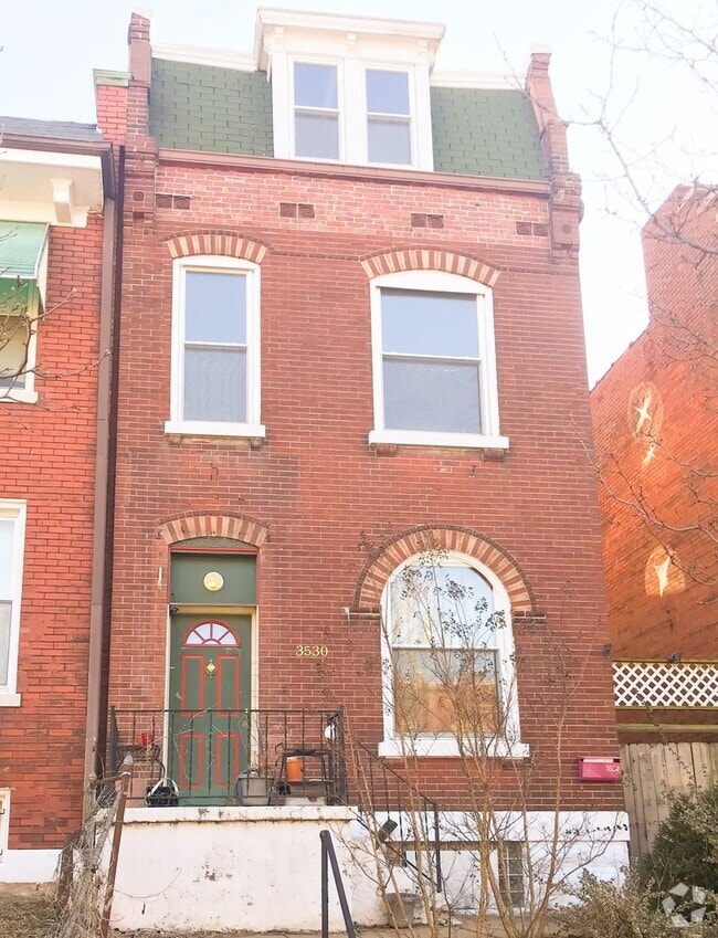 Building Photo - 3 Bed, 2 Full Bath! Renovated and Updated!