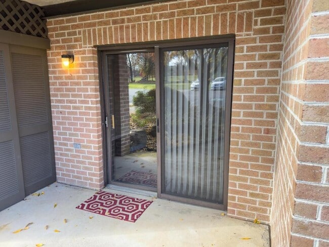 Building Photo - 4549 1/2 Hedgerow Dr