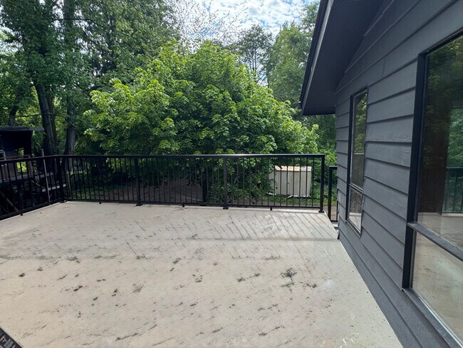 Building Photo - 2112 Sunset Dr W