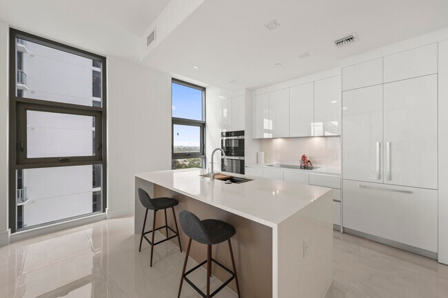 Building Photo - 220 Lake Shore Dr