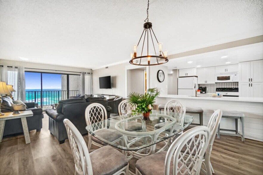 Building Photo - 8815 Thomas Dr