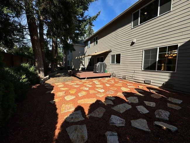 Building Photo - 4Bd/2.5Ba Bellevue Home