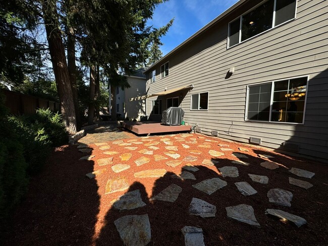 Building Photo - 5Bd/2.5Ba Bellevue Home