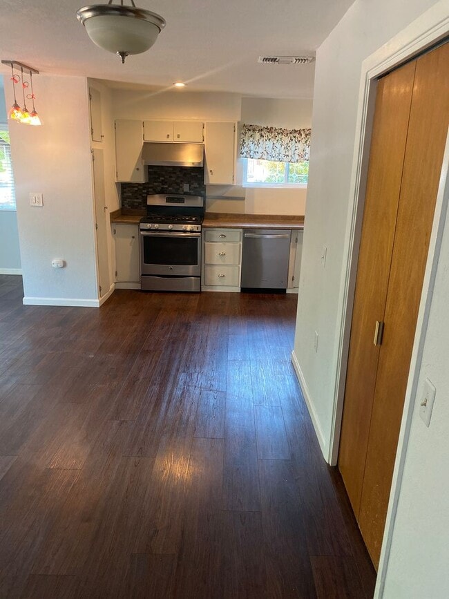 Building Photo - Charming 2 bedroom, 1 bathroom house with ...