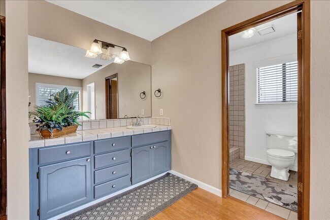 Building Photo - This home is loaded with upgrades and space in North Hanford.  Call today!