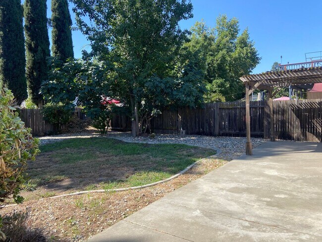 Building Photo - 2 Bdrm, 2 bath home in Laguna - Elk Grove