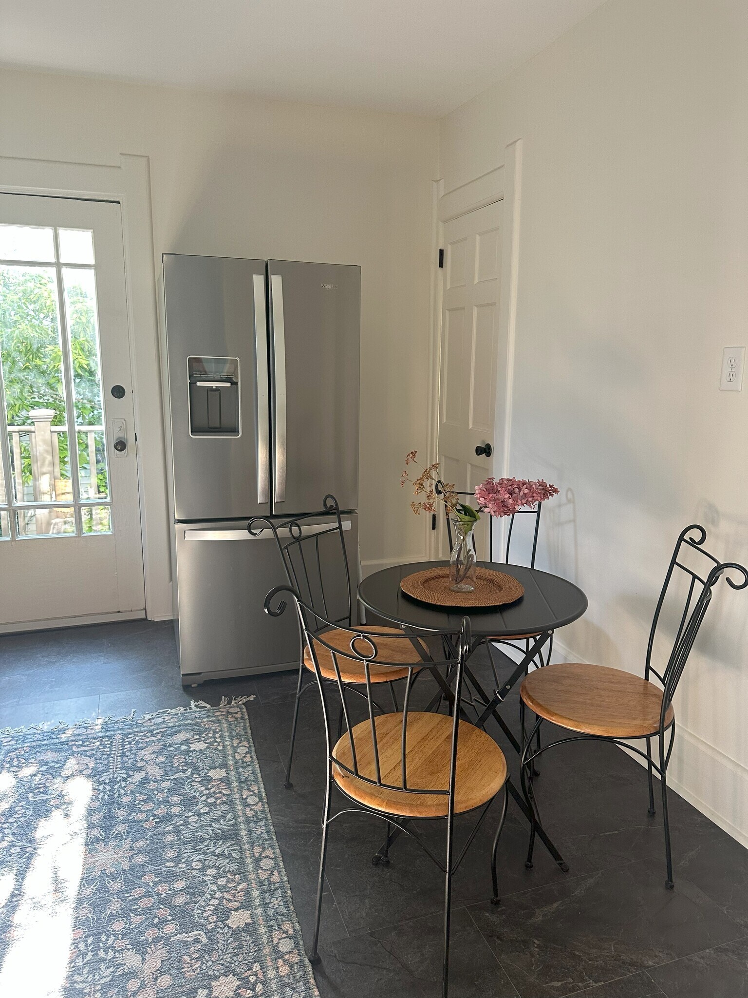 Kitchen with door to Juliet Balcony - 1819 N Hubbard St