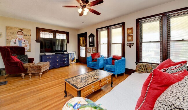 Building Photo - Charming 2-Bedroom Duplex in Franklin Park