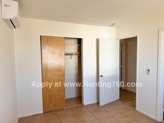 Building Photo - Spacious Home with Solar Panels!!
