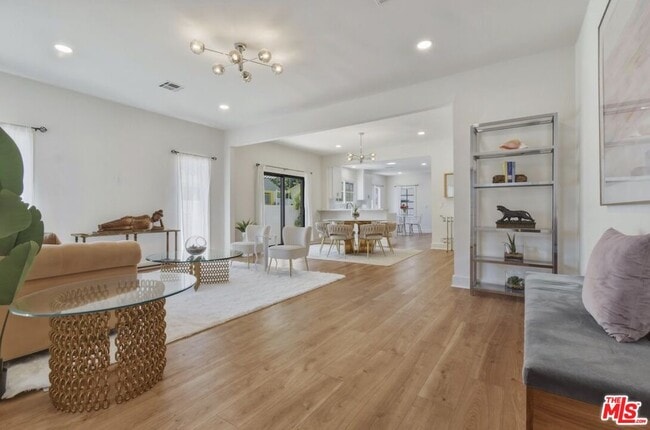 Building Photo - 653 N W Knoll Dr
