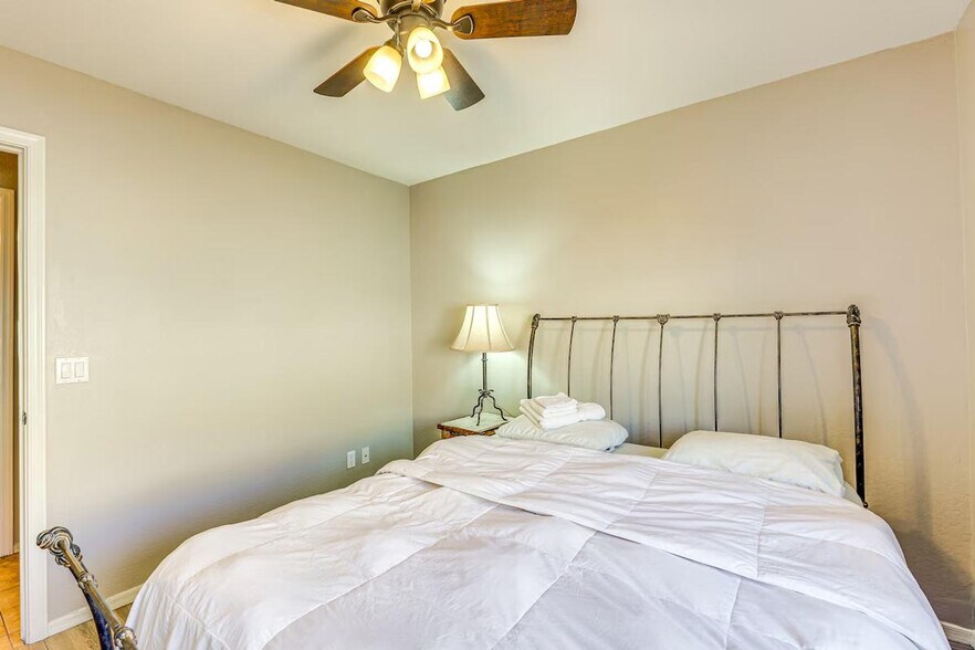 Building Photo - 1884 W CALIBERA Ct