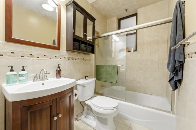 Building Photo - 902 Willow Ave