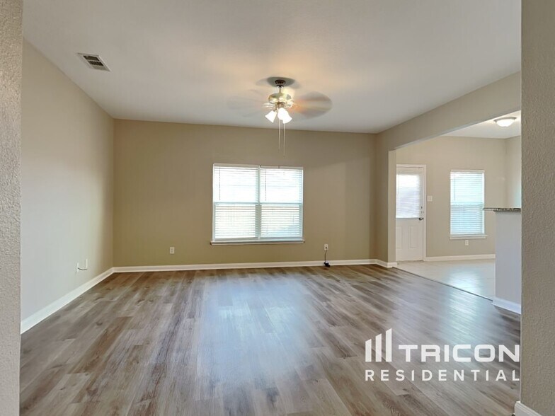 Building Photo - 1327 Tamarack Dr