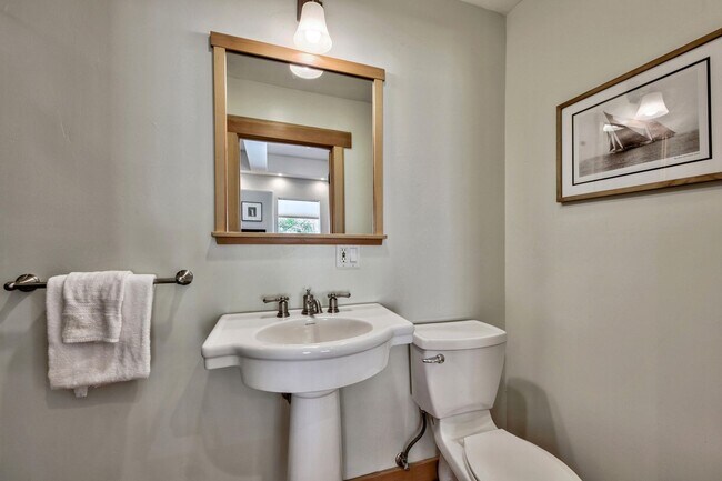 Building Photo - Gorgeous Lakeview! Pet Friendly w a Garage & AC!