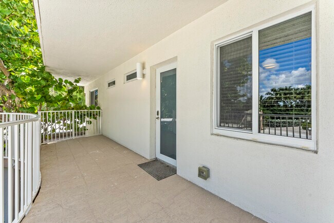 Building Photo - 1203 Hillsboro Mile