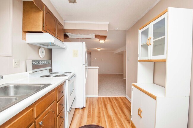 Building Photo - Halls 37938 - 4 bedroom, bath home with 4 garage spaces - Call Susan Niedergeses 865-300-4722