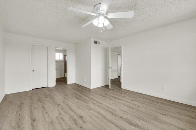 Building Photo - 6 Bedroom! 4 1/2 BATHS!  ASU! Diving Pool! Less than 1 mile to campus