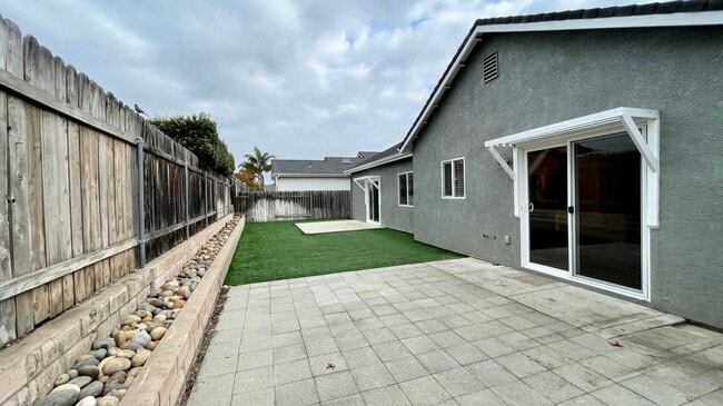 Building Photo - Single Level 4-Bedroom with 3-Car Garage in Berry Gardens