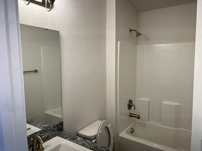 Building Photo - Rent this brand-new home in Davenport today!