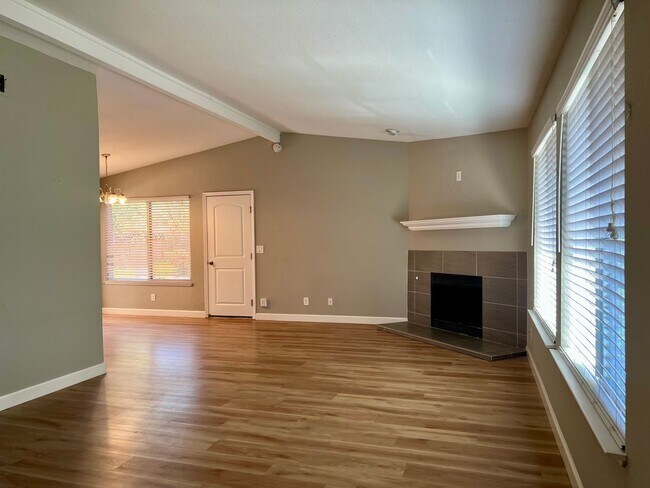 Building Photo - 3 Bedroom 2 Bathroom 2 Car Garage Home in Loomis
