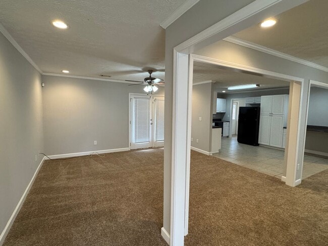 Building Photo - Lovely Brick Home!