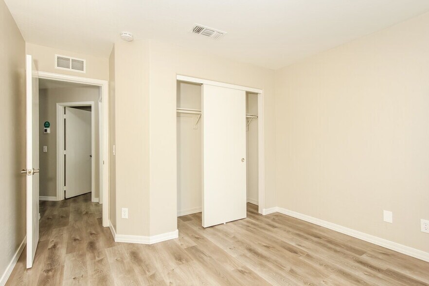 Building Photo - 8413 W Bluefield Ave