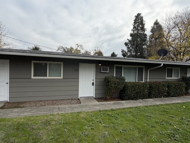 Building Photo - 719 SW Bridge St