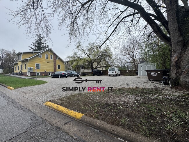 Building Photo - Renovated 2 Bedroom, 2 Bathroom on Campus!