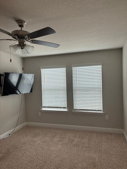 Building Photo - 166 Crossing Ln