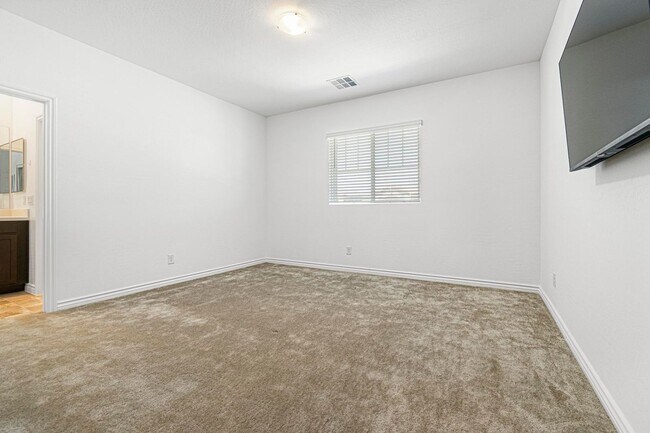 Building Photo - Modern 4-Bedroom Home in Gated Henderson Community | Built 2022