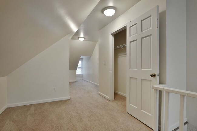 Building Photo - Large 4 Bedroom North Campus Townhouse - 1...