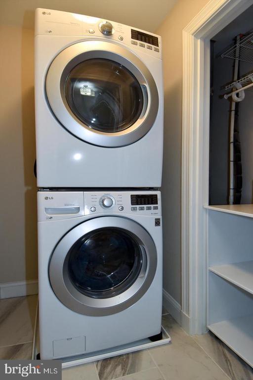 Building Photo - 515 Tobacco Quay