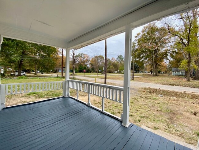 Building Photo - Rent to Own! Remodeled 1 Bedroom 1 Bath Ho...