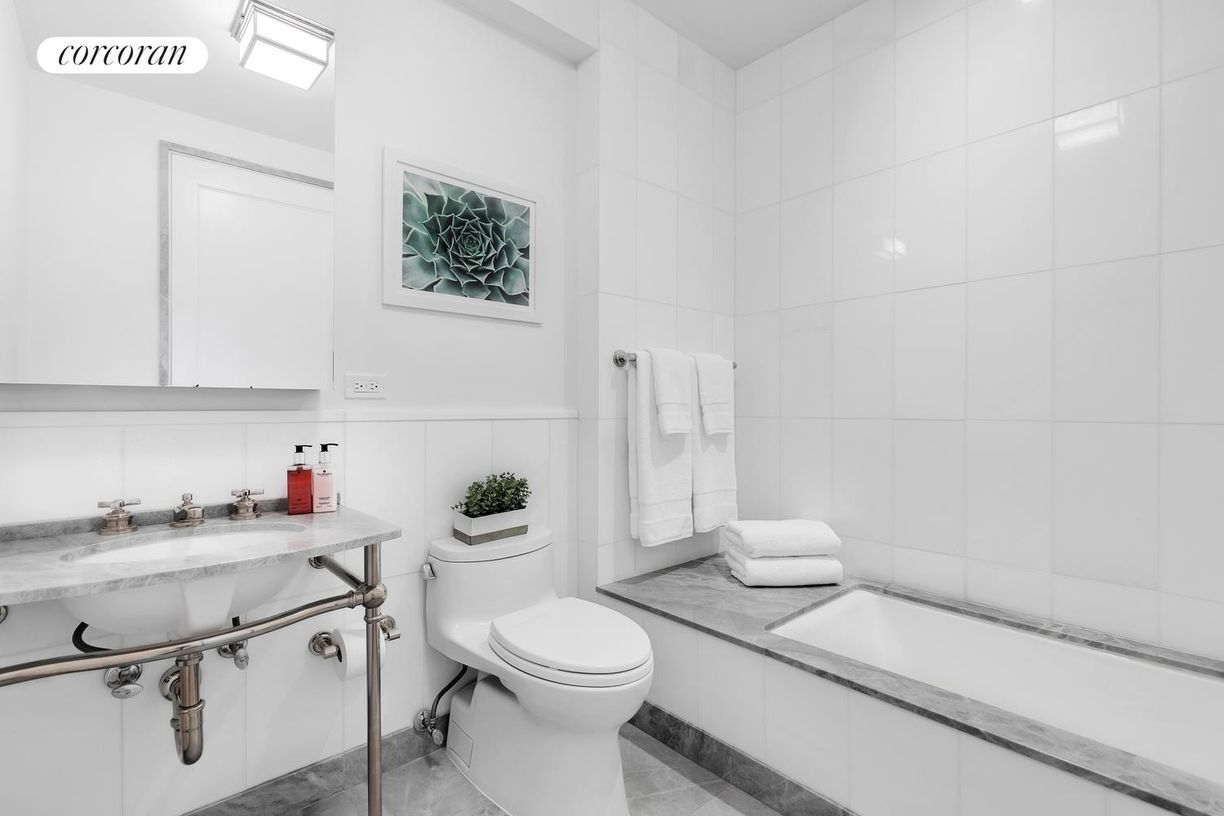 Building Photo - 40 E 72nd St