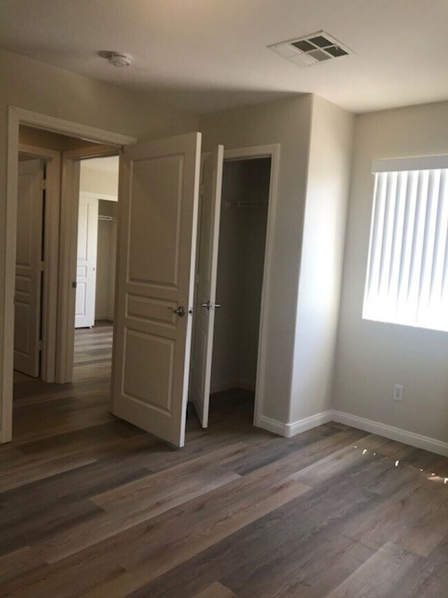 Building Photo - GATED COMMUNITY- FULLY REMODELED!