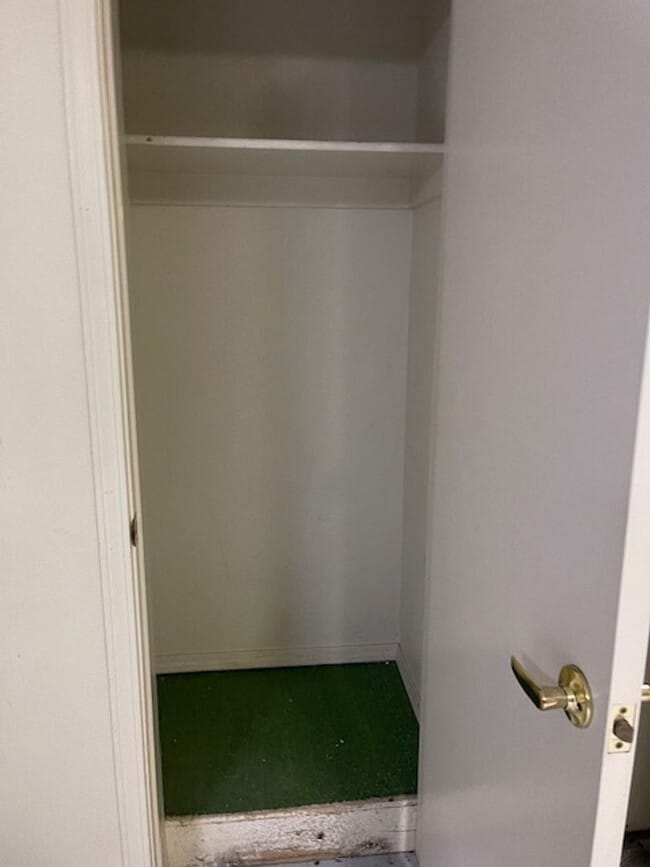 Building Photo - Occupied until Dec 1st Do Not Disturb Tenants!! Wonderful Home 3 bed 2 bath with a Great Yard & V...