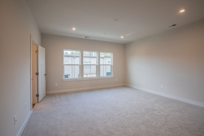 Building Photo - Stunning 3 BR/2.5 BA Townhome in Laurel!