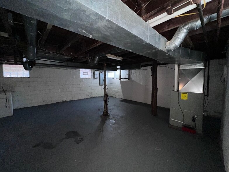 Building Photo - 827 Norwich Ave