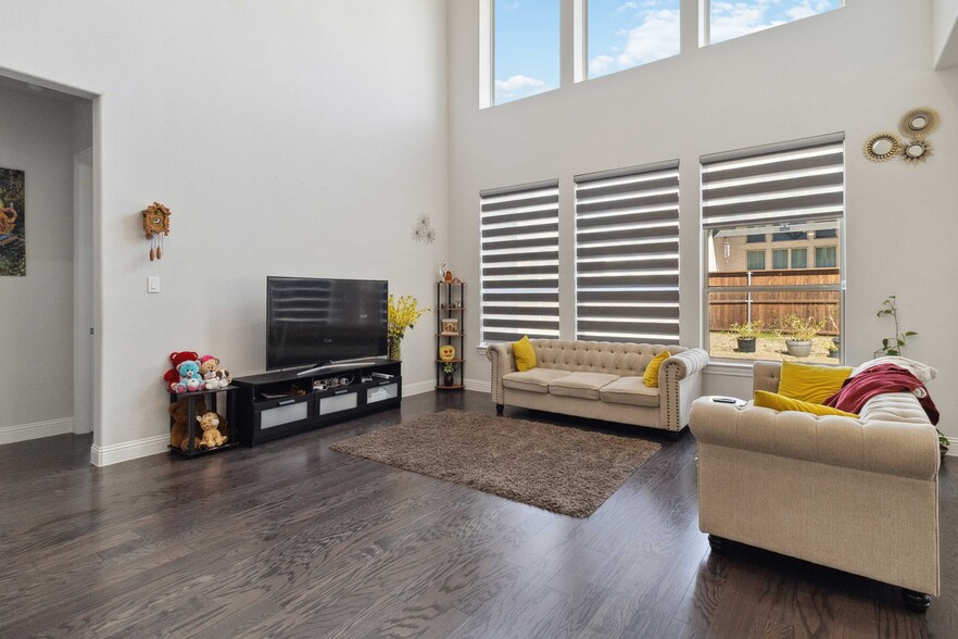 Building Photo - 566 Westwood Way Dr