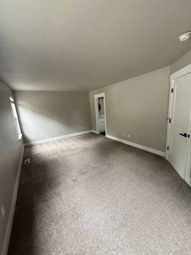 Building Photo - 4 Bedroom 2.5 Bath. Cul-de-Sac Home $3649....