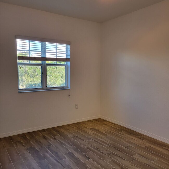 Building Photo - Annual unfurnished luxury 3/2 condo downtown Sarasota overlooking a park!