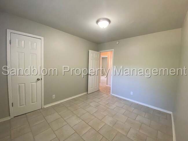 Building Photo - FOR LEASE | Midtown | 3 Bed, 2 Bath Duplex...