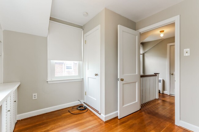 Building Photo - Charming 3-Bedroom Colonial in Glenside