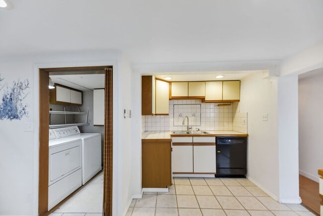 Building Photo - Great duplex 1st floor 1 bd great view!