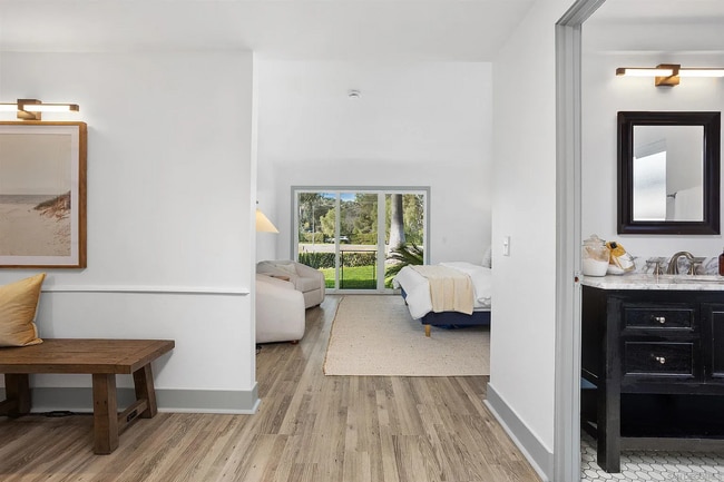 Building Photo - STUNNING HOME WITH GOLF COURSE VIEW IN WHI...